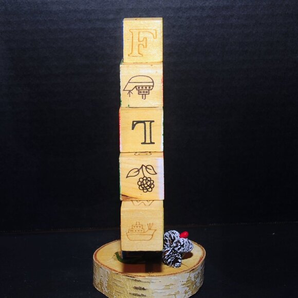 VTG Wooden Alphabet Blocks Christmas Tree Shelf Sitter MOMS 16 Blocks Birch Base - Picture 3 of 3